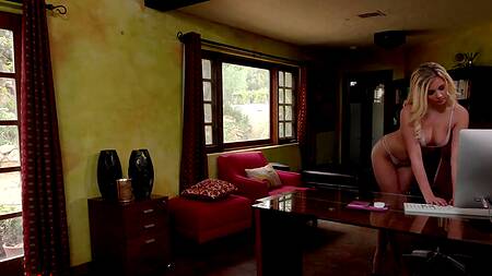 Эротический массаж в масле от красивой блондинки