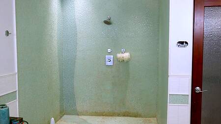 Эротический массаж в масле от красивой блондинки