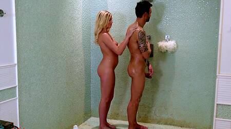 Эротический массаж в масле от красивой блондинки