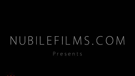 Худышка после душа показывает своё тело, соблазняя парня