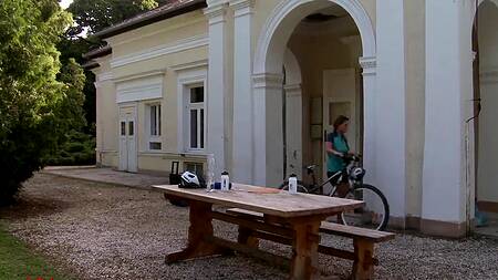 Покатались на велосипедах и анально трахнули телку на природе