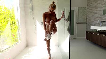 Милфа на кухонном столе дает облизать ножки