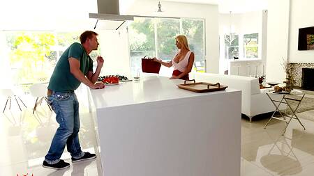 Милфа на кухонном столе дает облизать ножки