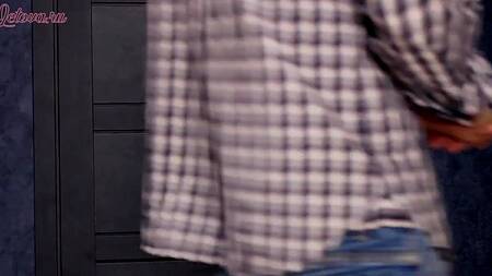 Начальник училища сношает в кабинете молодую русскую студентку