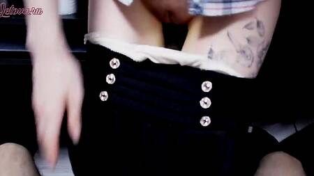 Начальник училища сношает в кабинете молодую русскую студентку