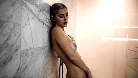 Сисятая блондиночка мастурбирует розовую щелку под душем