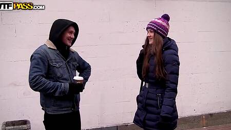 Русские пикапиры оприходовали с двух сторон симпатичную телочку