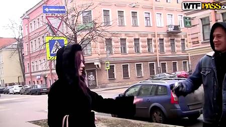 Русские пикапиры оприходовали с двух сторон симпатичную телочку