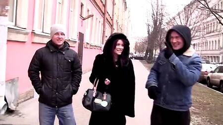 Русские пикапиры оприходовали с двух сторон симпатичную телочку