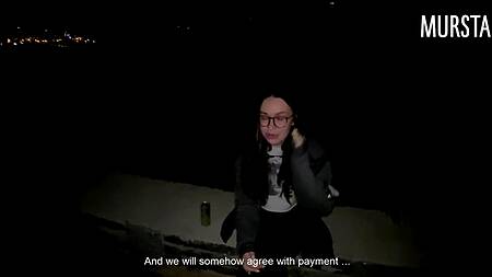 Красивая девушка отдалась ночью в парке русскому пикаперу