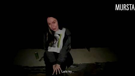 Красивая девушка отдалась ночью в парке русскому пикаперу