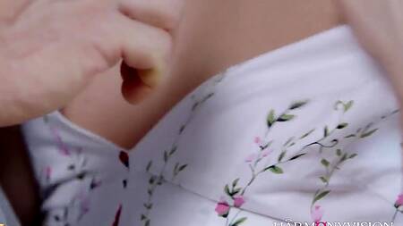 Задрал платье красотки и усадил её на крепкий член