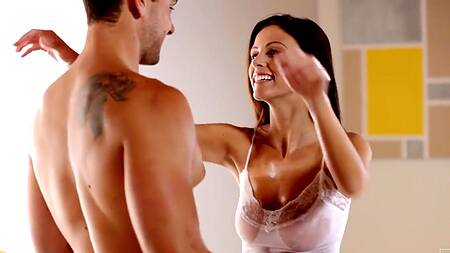 Стройная телка в масле делает любимому эротический массаж