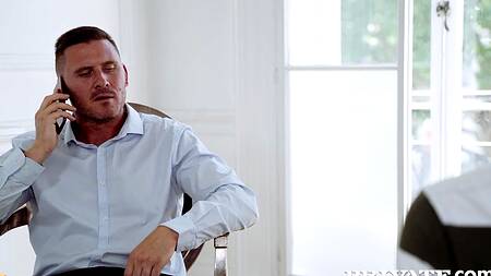 Подсматривает за опытной соседкой и трахает её в попку