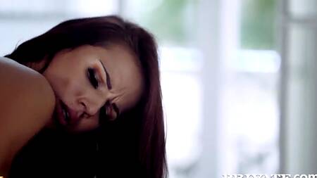 Подсматривает за опытной соседкой и трахает её в попку