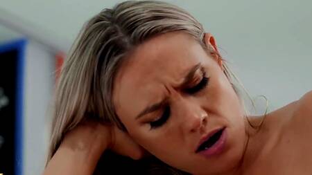 Пока девушка выбирает одежду парень трахает продавщицу магазина