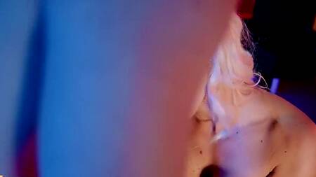 Зрелая стриптизерша хочет на большой член клиента