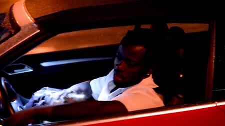 Негр везет худышку к себе и наслаждается минетом за рулем