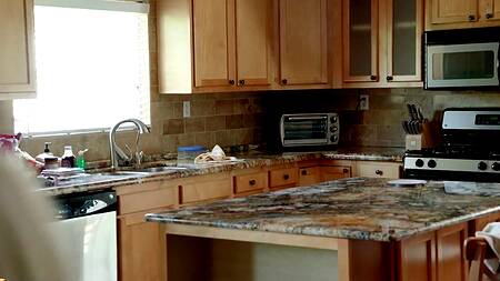 Уставшая милфа просит сделать массаж ног, который заканчивается сексом