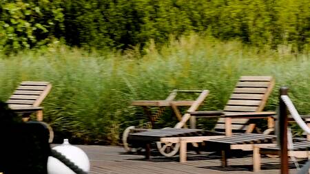 Две подруги на даче ласкают друг друга и предлагают парням групповуху