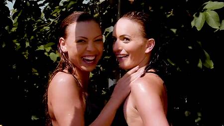 Две подруги на даче ласкают друг друга и предлагают парням групповуху
