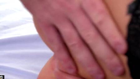 Стройная красотка в чулках просит вставит пенис в попку