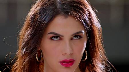 Шикарная бизнесвумен совращает чистильщика бассейна