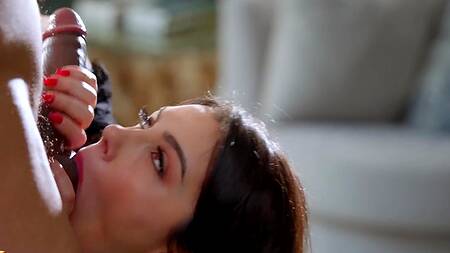 Шикарная бизнесвумен совращает чистильщика бассейна