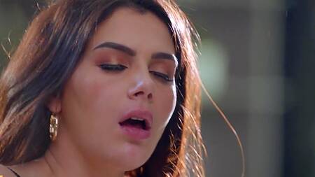 Шикарная бизнесвумен совращает чистильщика бассейна