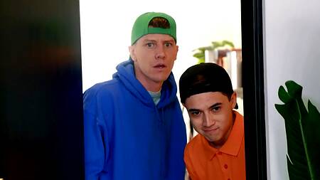 Девушка в белых кедах развлекается с парнем