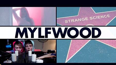 Подсмотрели за девками в душе и трахнули тренершу