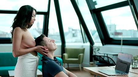 Брюнетка после душа отвлекает парня от работы