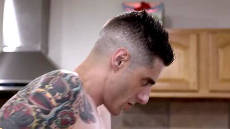 Зрелая ученая проводит опыт на кухне и дает в жопу