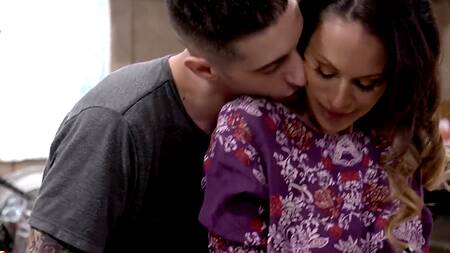 Зрелая ученая проводит опыт на кухне и дает в жопу