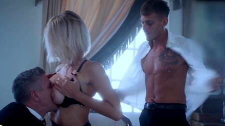 Уверенная в себе владелица бизнеса пробует двойное проникновение