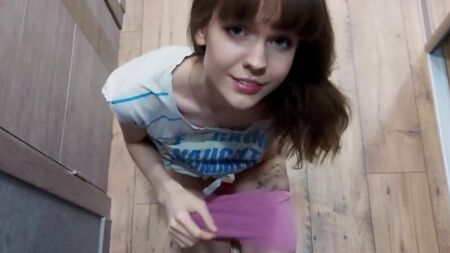 Худая русская сучка отплатила пиздой страстному курьеру