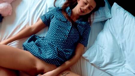 Русский пихарь шпилит молодую девицу с красивой фигурой