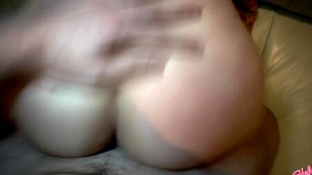 Молодая проказница наслаждается членом опытного любовника