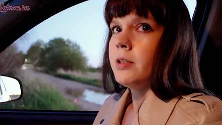 Симпотная пассажирка строчит минет таксисту в автомобиле