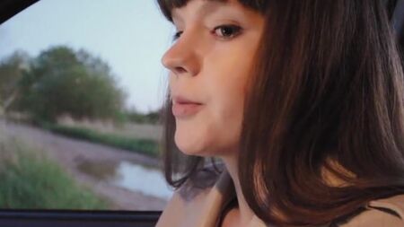 Симпотная пассажирка строчит минет таксисту в автомобиле