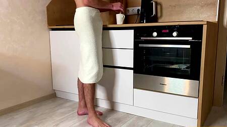 Жопастая блонда мастурбирует парню огромный красный фаллос