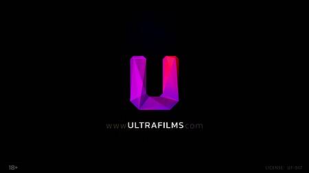 Качок ублажает языком молодую девушку в позе 69