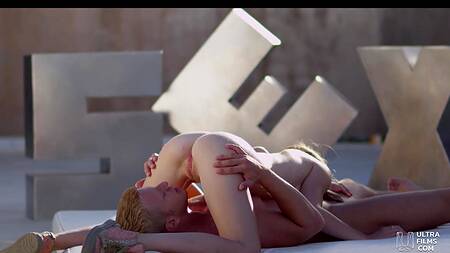 Качок ублажает языком молодую девушку в позе 69