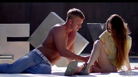 Качок ублажает языком молодую девушку в позе 69