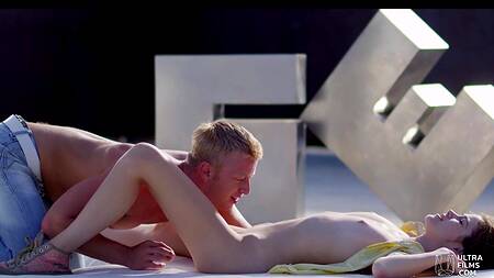 Качок ублажает языком молодую девушку в позе 69