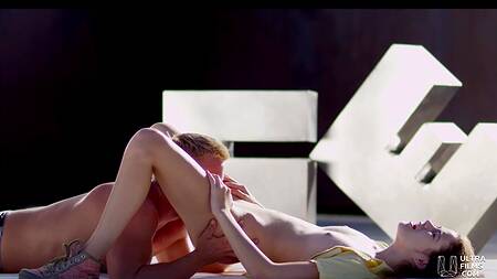 Качок ублажает языком молодую девушку в позе 69