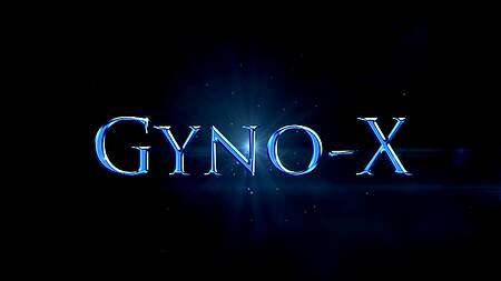 Женщина гинеколог осматривает влагалище пациентки во всех подробностях