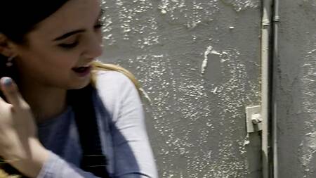 Зрелый мужчина вертит на хую молодуху с натуральными сисечками