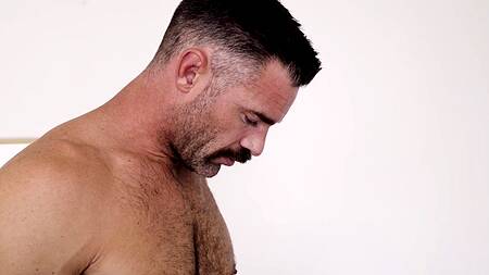 Зрелый мужчина вертит на хую молодуху с натуральными сисечками