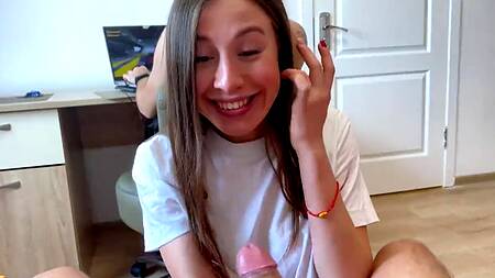 Лизать банан надоело, вот она и сделала минет другу парня